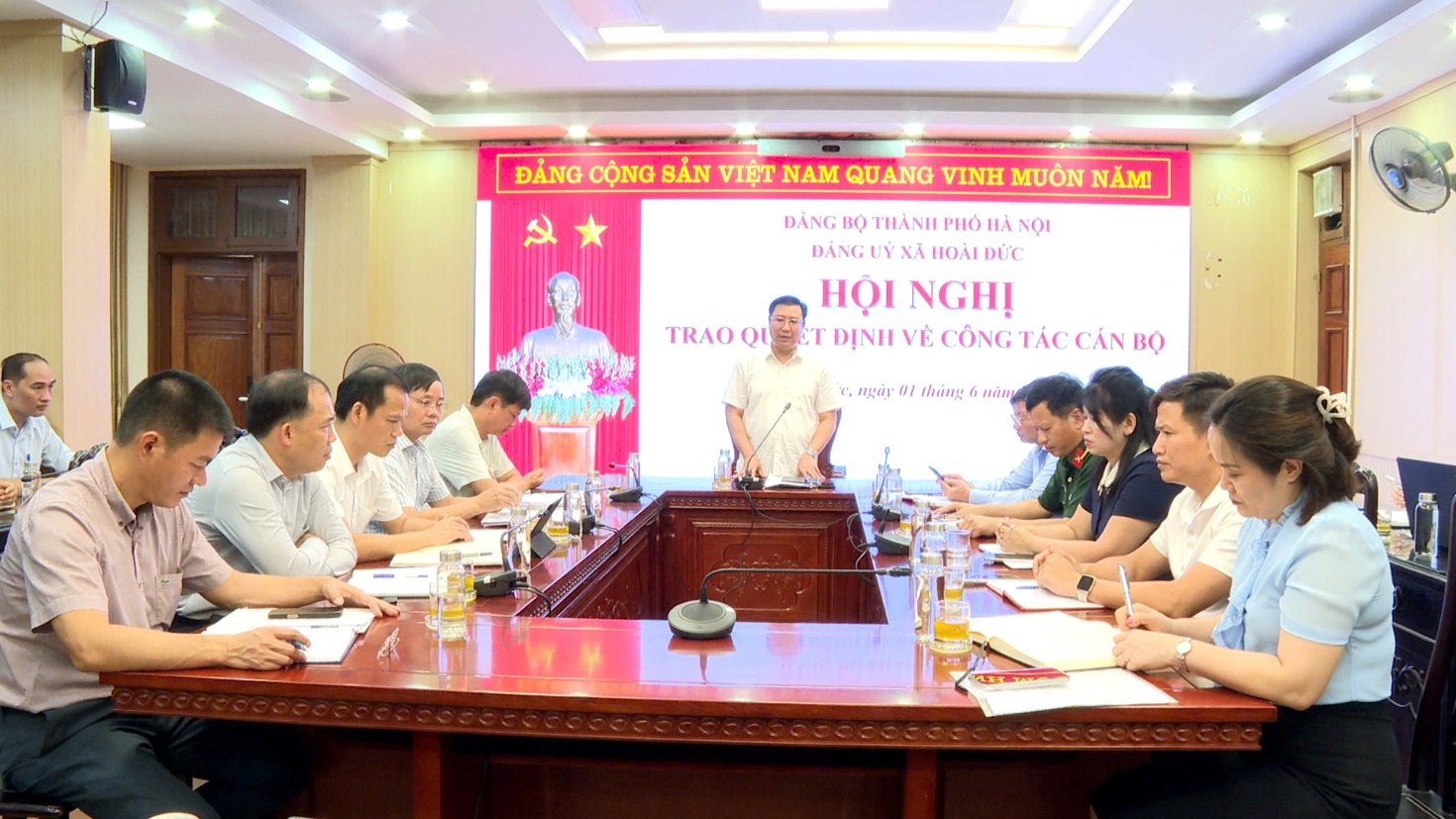Đảng uỷ xã Hoài Đức tổ chức trao quyết định về công tác cán bộ- Ảnh 1.
