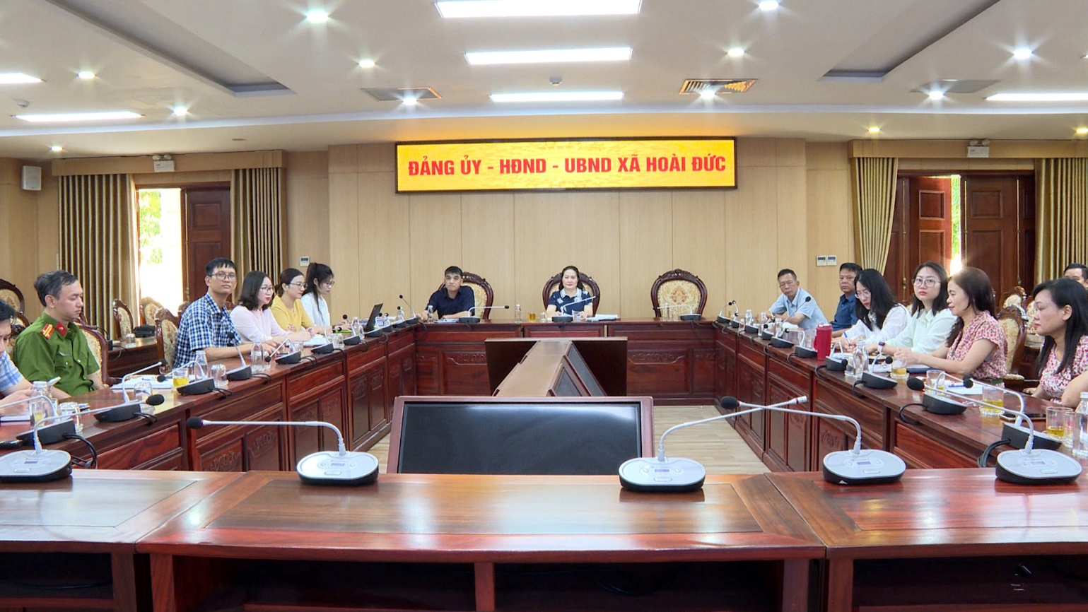 Đồng chí Đồng Thị Nga-UV BTV, Phó Chủ tịch UBND xã chủ trì điểm cầu xã Hoài Đức dự hội nghị trực tuyến toàn quốc về công tác tổ chức Kỳ thi tốt nghiệp THPT năm 2026- Ảnh 1.