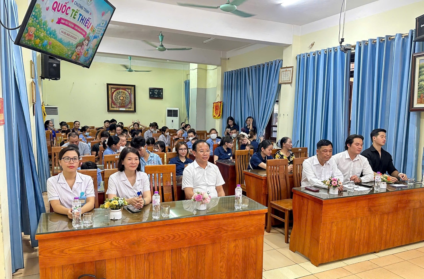 Gần 80 bệnh nhi đang điều trị nội trú tại Bệnh viện đa khoa Hoài Đức đã được nhận quà nhân dịp Tết thiếu nhi 1/6- Ảnh 1.