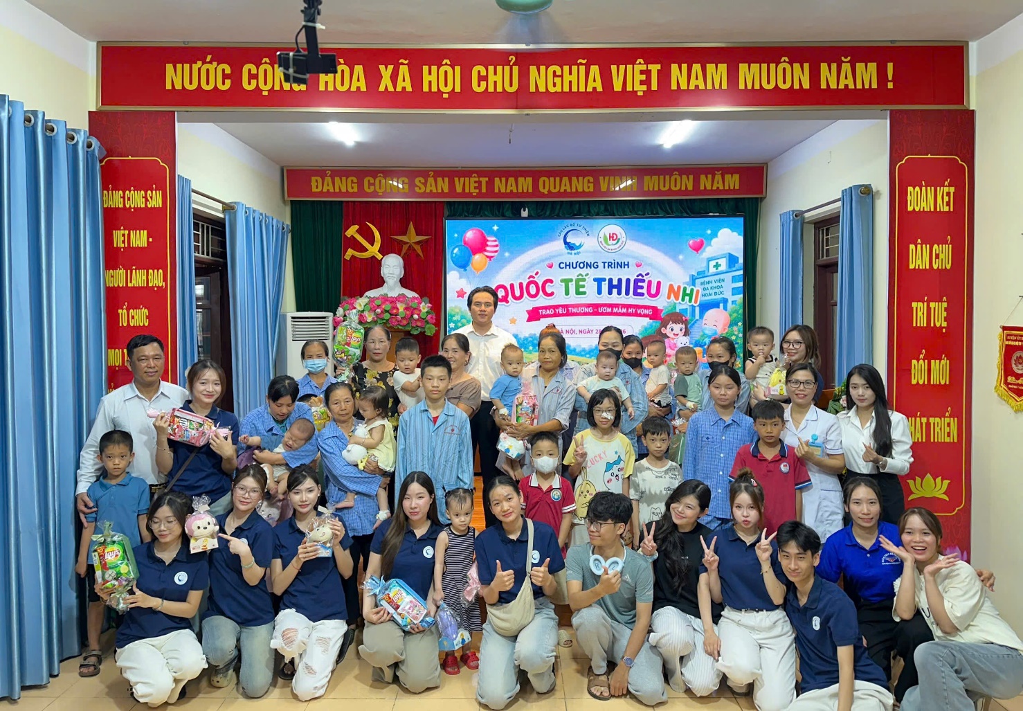 Gần 80 bệnh nhi đang điều trị nội trú tại Bệnh viện đa khoa Hoài Đức đã được nhận quà nhân dịp Tết thiếu nhi 1/6- Ảnh 2.