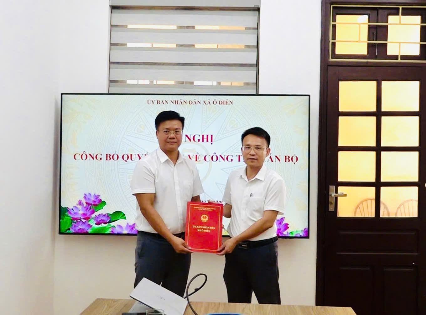 UBND xã công bố và trao Quyết định bổ nhiệm Phó Ban Quản lý dự án đầu tư - Hạ tầng xã- Ảnh 1.