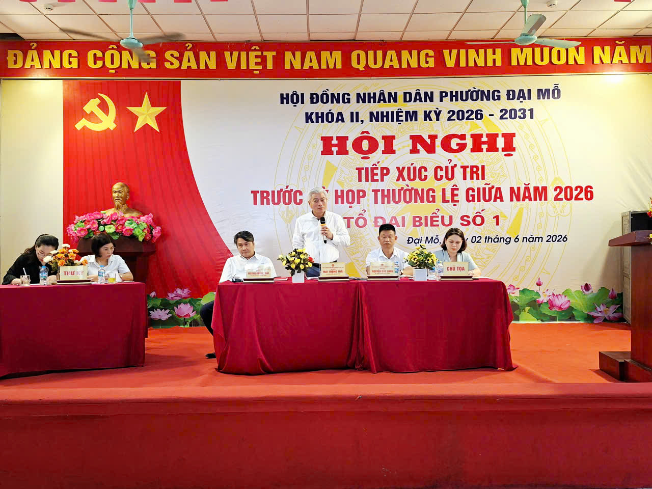 Đồng chí Mai Trọng Thái - Bí thư Đảng ủy, Chủ tịch Hội đồng nhân dân phường tiếp xúc cử tri trước kỳ họp thường lệ giữa năm 2026 của Hội đồng nhân dân phường- Ảnh 1.