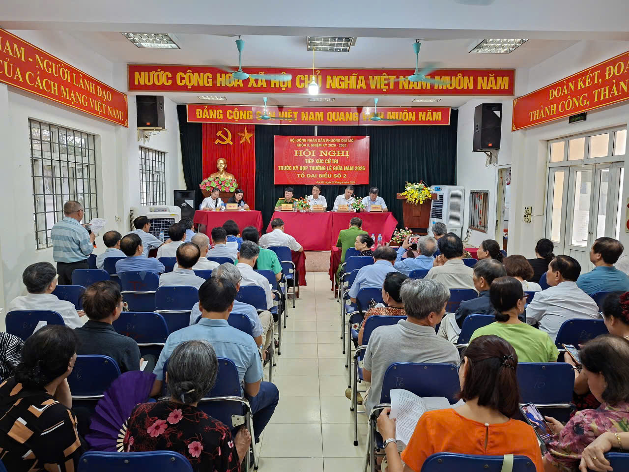 Chủ tịch Ủy ban nhân dân phường Đại Mỗ tiếp xúc cử tri trước Kỳ họp thường lệ giữa năm 2026 của Hội đồng nhân dân phường- Ảnh 1.