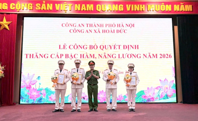 Công an xã Hoài Đức tổ chức lễ công bố thăng cấp bậc hàm, nâng lương năm 2026- Ảnh 2.
