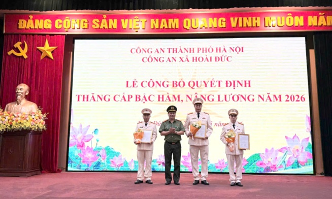 Công an xã Hoài Đức tổ chức lễ công bố thăng cấp bậc hàm, nâng lương năm 2026- Ảnh 3.