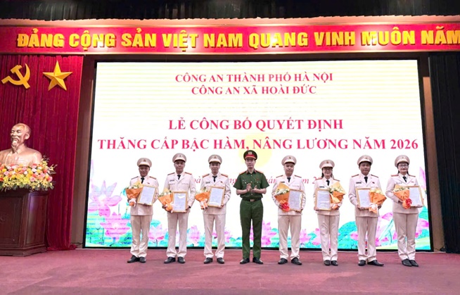 Công an xã Hoài Đức tổ chức lễ công bố thăng cấp bậc hàm, nâng lương năm 2026- Ảnh 4.
