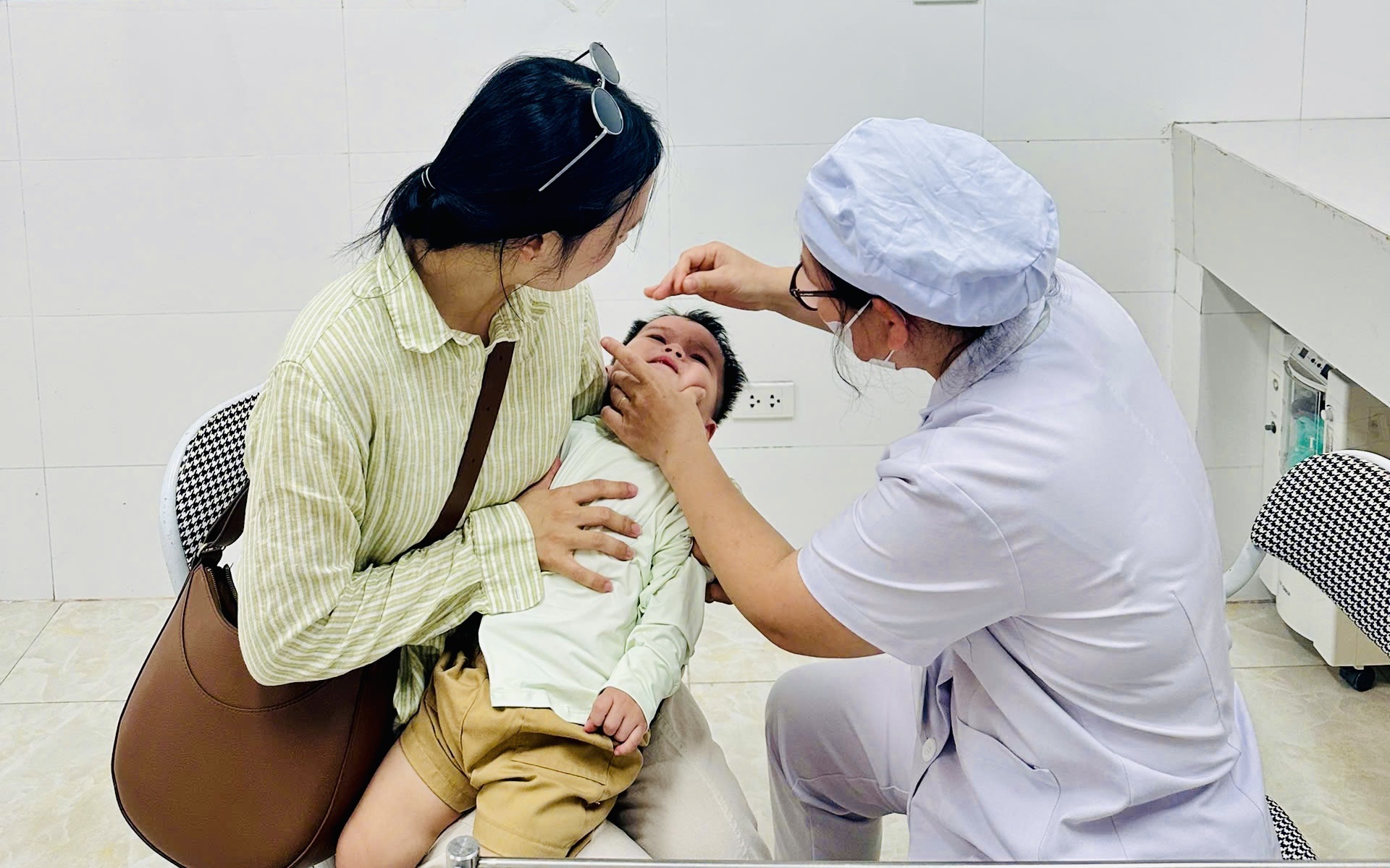 Hơn 1.300 trẻ em phường Xuân Đỉnh được uống Vitamin A trong ngày đầu chiến dịch