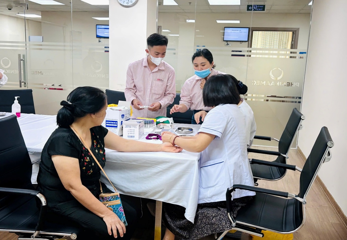 Phường Yên Hòa tổ chức hoạt động chăm sóc sức khỏe người cao tuổi nhân kỷ niệm Ngày truyền thống Người cao tuổi Việt Nam (06/6/1941 - 06/6/2026)- Ảnh 4.