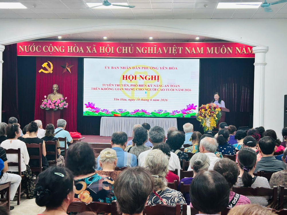Phường Yên Hòa tuyên truyền kỹ năng an toàn trên không gian mạng cho người cao tuổi- Ảnh 1.