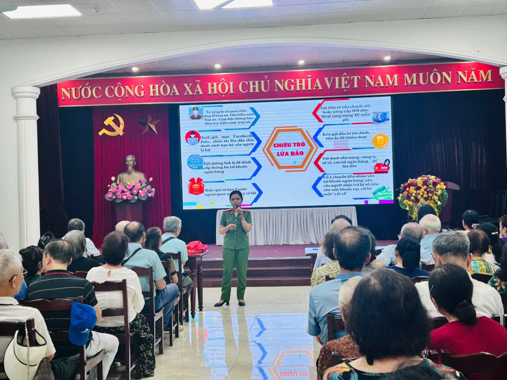 Phường Yên Hòa tuyên truyền kỹ năng an toàn trên không gian mạng cho người cao tuổi- Ảnh 2.