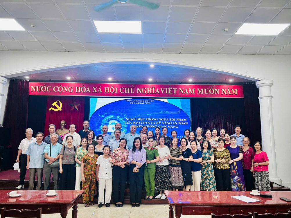 Phường Yên Hòa tuyên truyền kỹ năng an toàn trên không gian mạng cho người cao tuổi- Ảnh 3.
