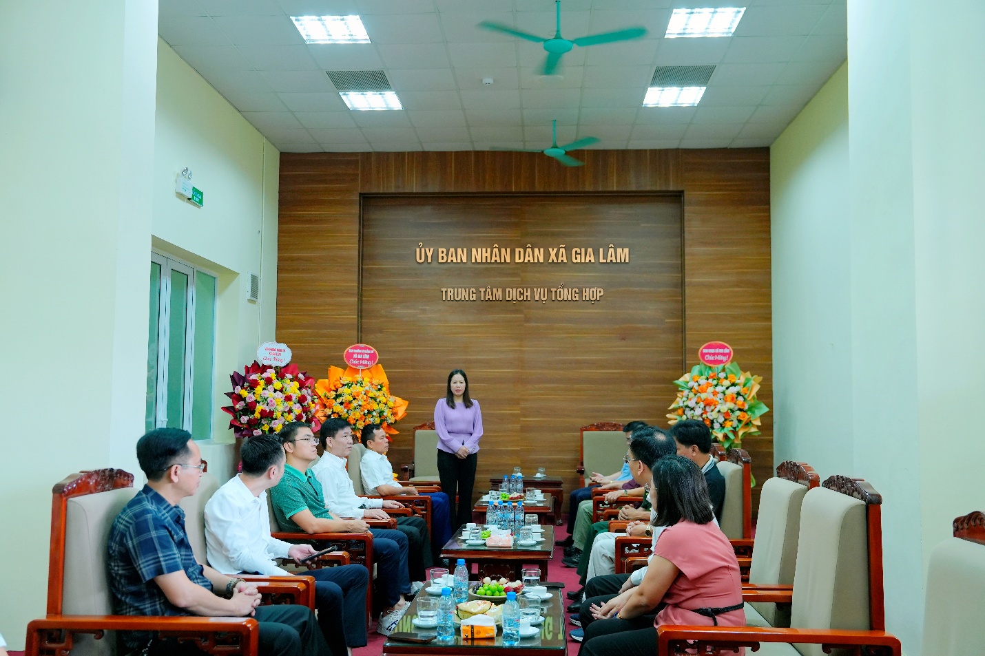 Lãnh đạo xã Gia Lâm chúc mừng Trung tâm Dịch vụ tổng hợp xã nhân kỷ niệm 101 năm Ngày Báo chí cách mạng Việt Nam- Ảnh 1.