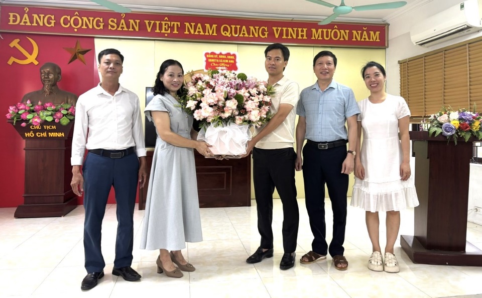 LÃNH ĐẠO ĐẢNG UỶ - HĐND - UBND - UBMTTQ XÃ KIM ANH CHÚC MỪNG TRUNG TÂM DỊCH VỤ TỔNG HỢP NHÂN 101 NĂM NGÀY BÁO CHÍ CÁCH MẠNG VIỆT NAM.- Ảnh 1.