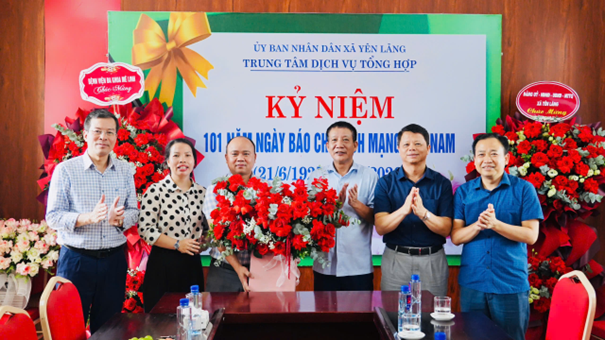 LÃNH ĐẠO XÃ YÊN LÃNG THĂM, CHÚC MỪNG TRUNG TÂM DỊCH VỤ TỔNG HỢP NHÂN DỊP KỶ NIỆM 101 NĂM NGÀY BÁO CHÍ CÁCH MẠNG VIỆT NAM- Ảnh 1.