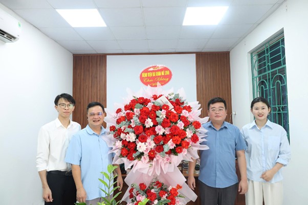Đồng chí Chủ tịch UBND xã Trần Thanh Hoài chúc mừng Trung tâm Dịch vụ tổng hợp xã nhân ngày Báo chí cách mạng Việt Nam- Ảnh 2.