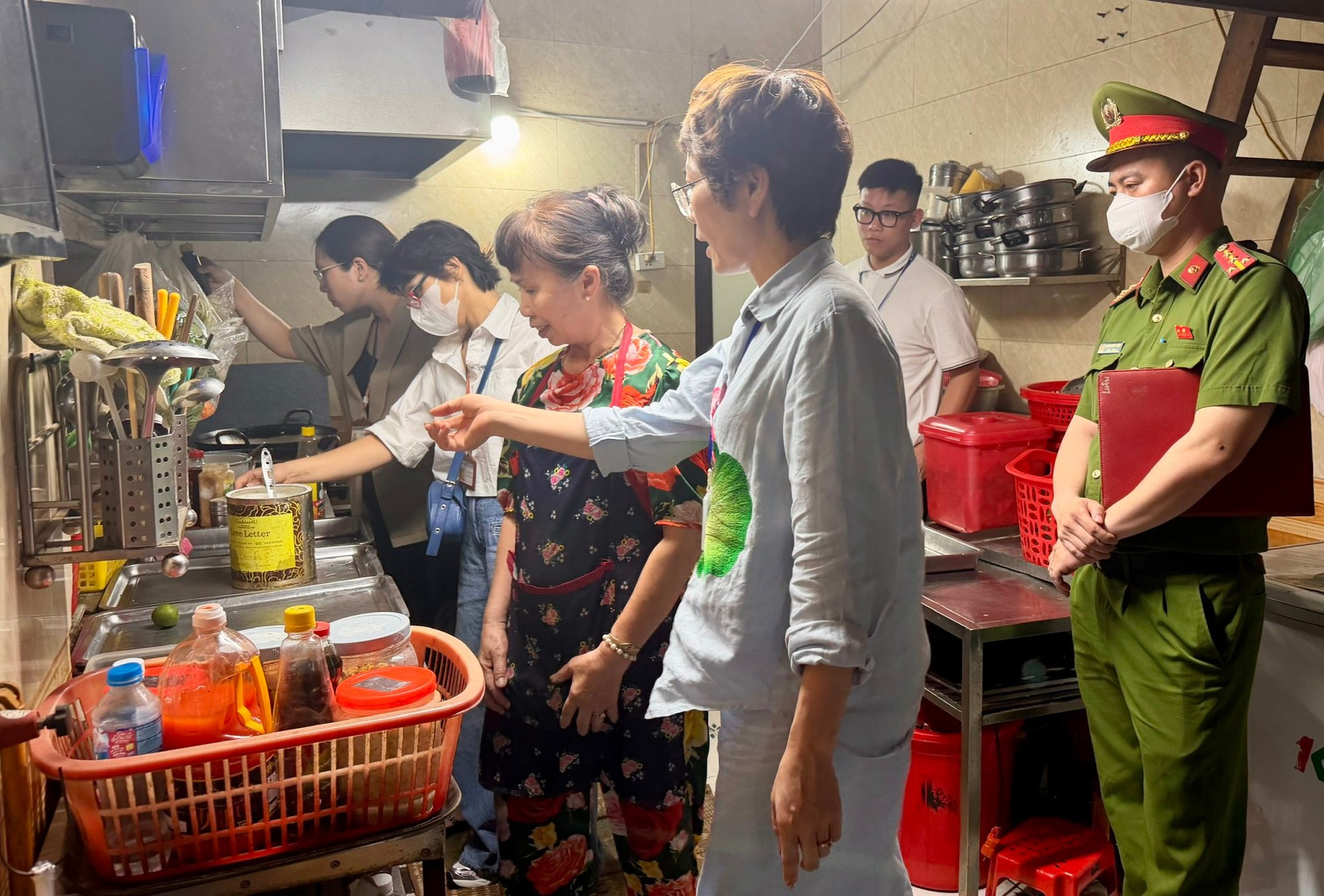 Phường Ô Chợ Dừa tăng cường công khai thông tin về an toàn thực phẩm- Ảnh 1.