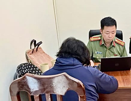 HÀ NỘI: XỬ PHẠT NGƯỜI PHỤ NỮ BỊA ĐẶT THÔNG TIN VỀ CÔNG TÁC ĐỀN BÙ GIẢI PHÓNG MẶT BẰNG THỰC HIỆN DỰ ÁN ĐƯỜNG VÀNH ĐAI 3.5- Ảnh 1.