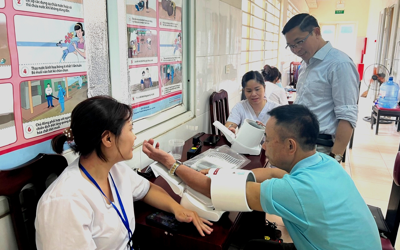 Trạm y tế phường Hà Đông khám, tư vấn sức khỏe miễn phí cho 580 lượt người cao tuổi