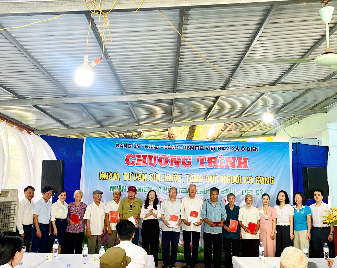 UBND xã Ô Diên tổ chức khám, tư vấn sức khỏe, tặng quà người có công nhân dịp Ngày Thương binh - Liệt sĩ 27/7- Ảnh 3.