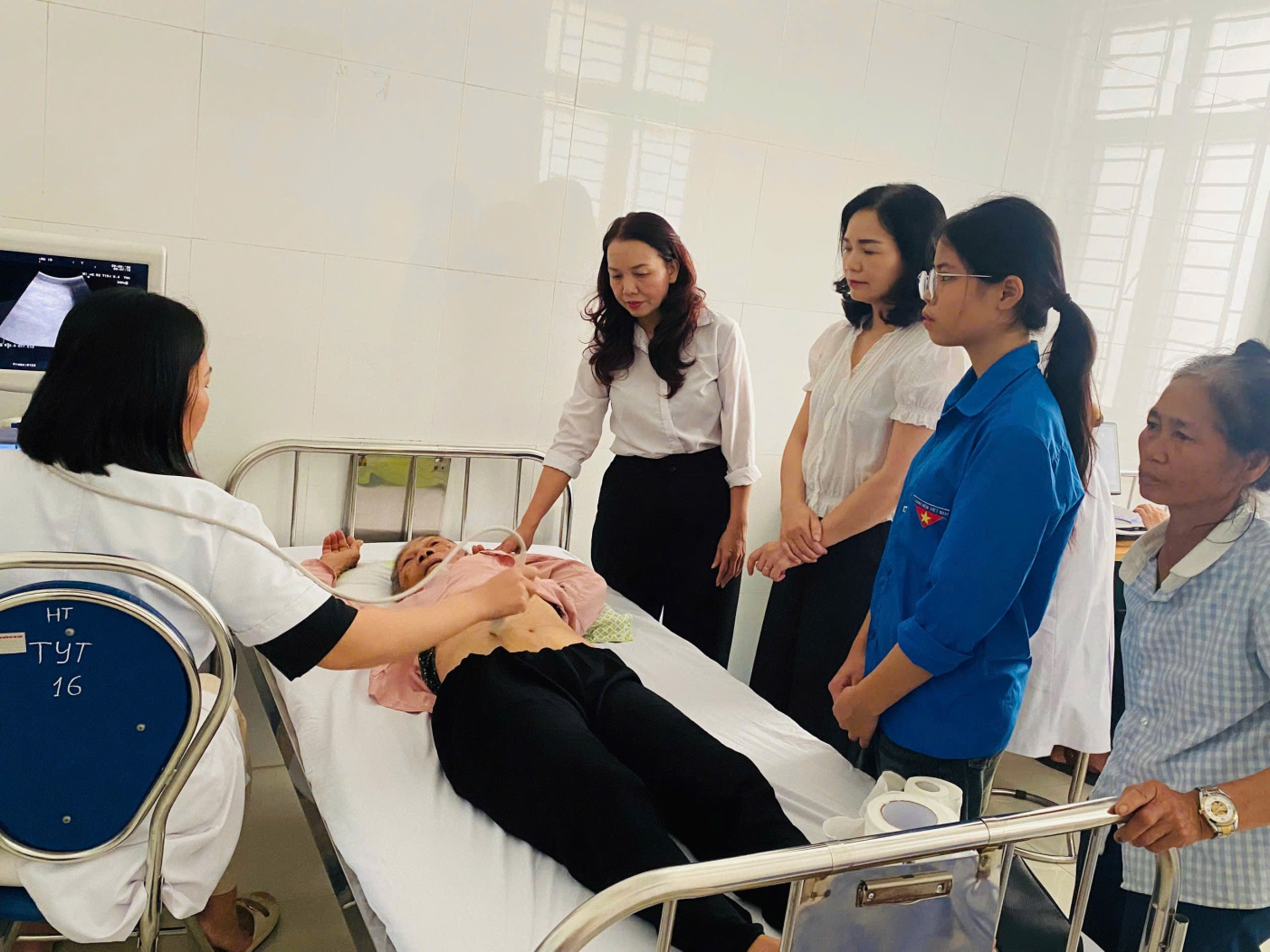UBND xã Ô Diên tổ chức khám, tư vấn sức khỏe, tặng quà người có công nhân dịp Ngày Thương binh - Liệt sĩ 27/7- Ảnh 4.