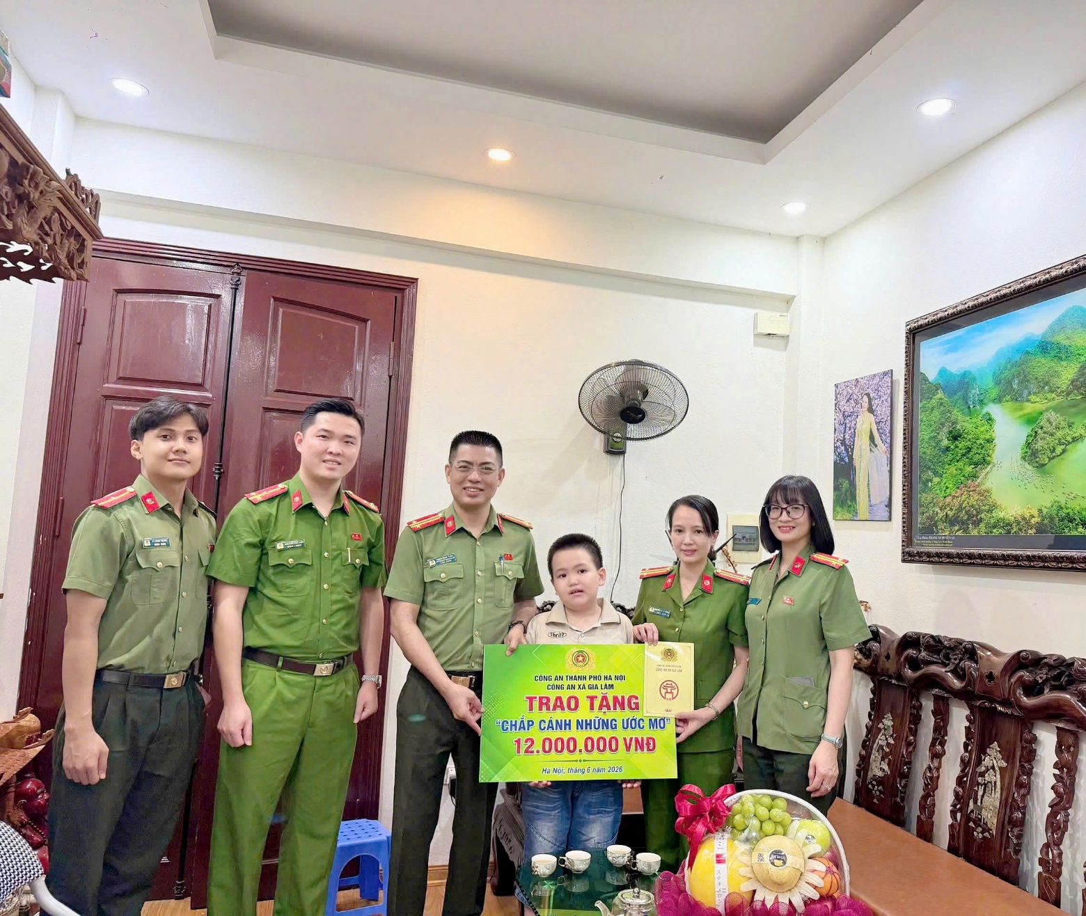 Công an xã Gia Lâm thực hiện chương trình “Chắp cánh những ước mơ” – lan tỏa tình người, chia sẻ yêu thương.- Ảnh 2.