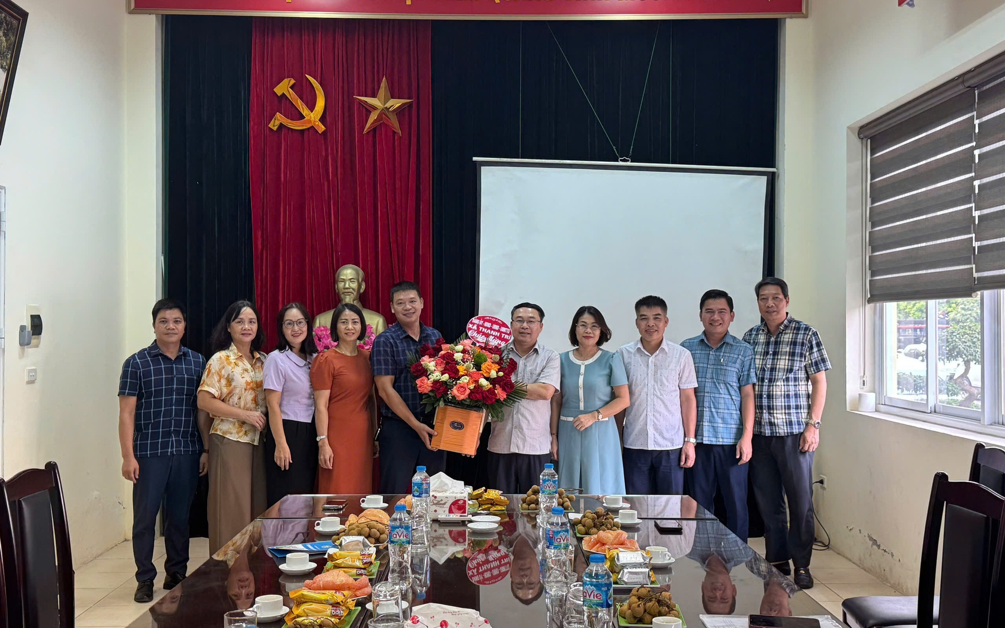 ĐOÀN LÃNH ĐẠO XÃ THANH TRÌ THĂM, CHÚC MỪNG TRUNG TÂM DỊCH VỤ TỔNG HỢP XÃ NHÂN KỶ NIỆM 101 NĂM NGÀY BÁO CHÍ CÁCH MẠNG VIỆT NAM