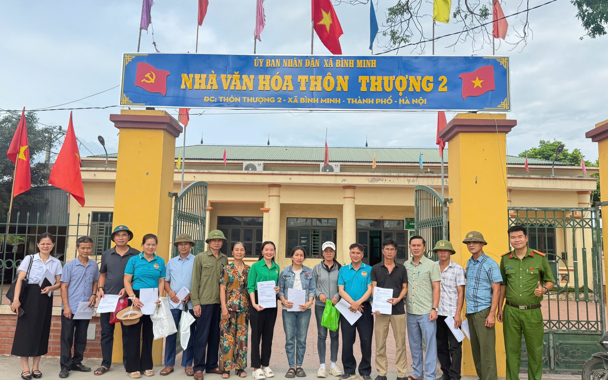 Ảnh: Tổ lấy ý kiến nhân dân tại thôn Thượng 2, xã Bình Minh