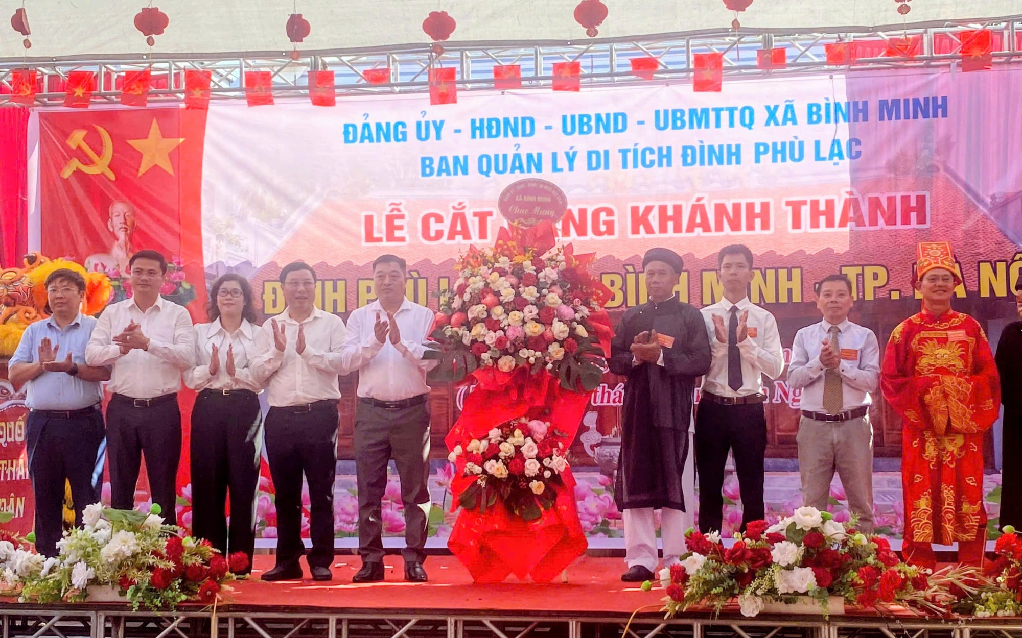 Ảnh: Đại diện lãnh đạo Đảng ủy, HĐND - UBND, UBMTTQ VN xã Bình Minh dự và chúc mừng Khánh thành Đình Phù Lạc