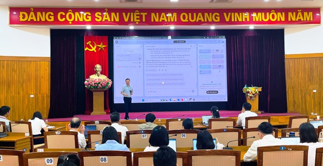 Tiếp tục tổ chức bồi dưỡng kiến thức chuyên sâu về ứng dụng AI cho cán bộ, công chức, viên chức khối Chính quyền trên địa bàn 03 phường Long Biên, Việt Hưng, Phúc Lợi (lớp 2) năm 2026.- Ảnh 3.