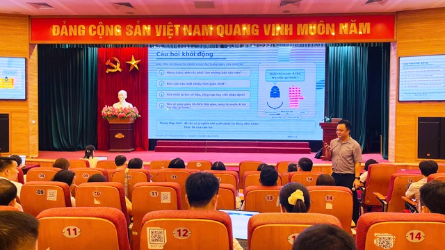 Tiếp tục tổ chức bồi dưỡng kiến thức chuyên sâu về ứng dụng AI cho cán bộ, công chức, viên chức khối Chính quyền trên địa bàn 03 phường Long Biên, Việt Hưng, Phúc Lợi (lớp 2) năm 2026.- Ảnh 2.