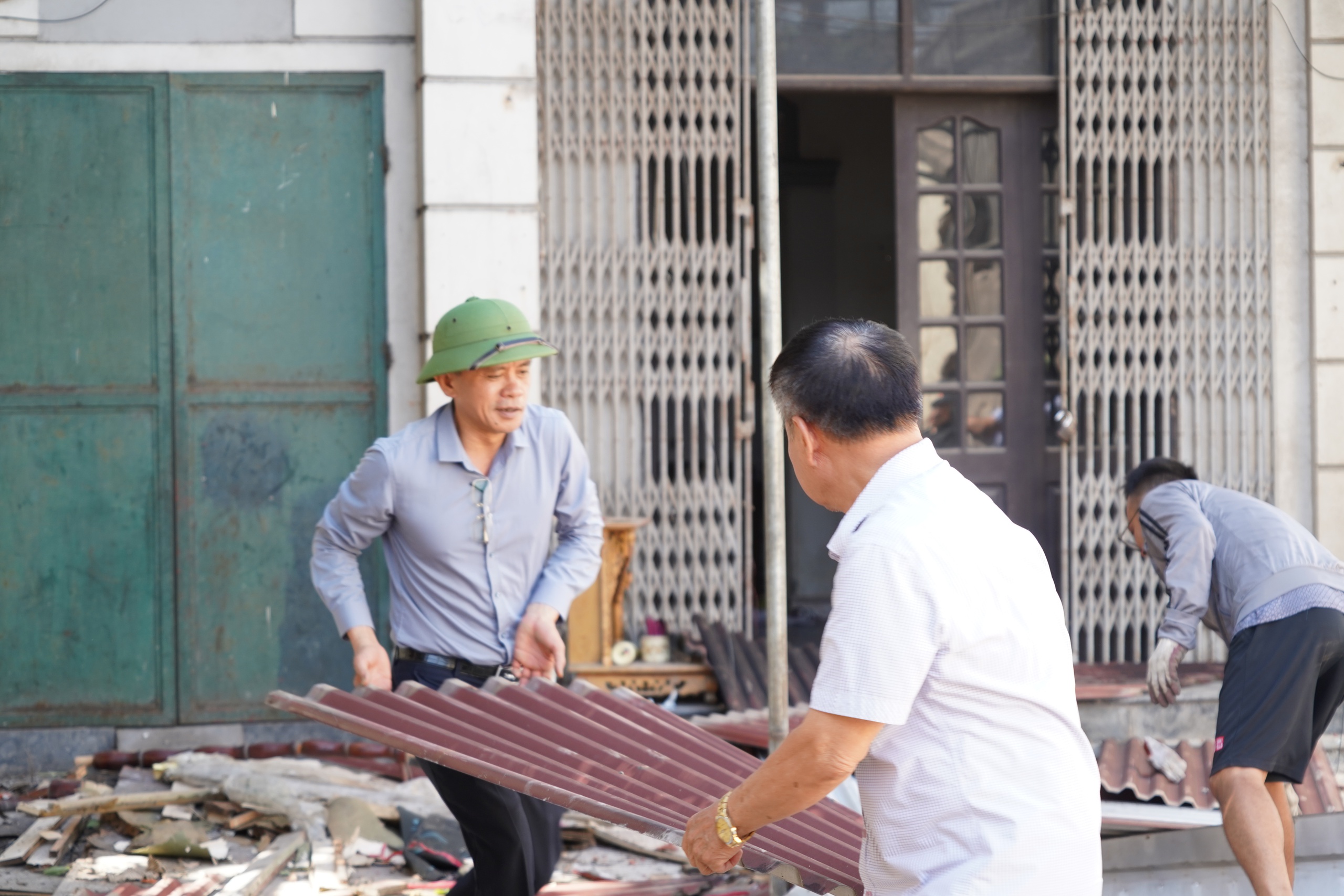 Bí thư Đảng ủy phường Chương Mỹ - Phí Minh Hải trực tiếp vận động người dân bàn giao mặt bằng phục vụ Dự án cải tạo, nâng cấp Quốc lộ 6 đoạn Ba La - Xuân Mai- Ảnh 8.