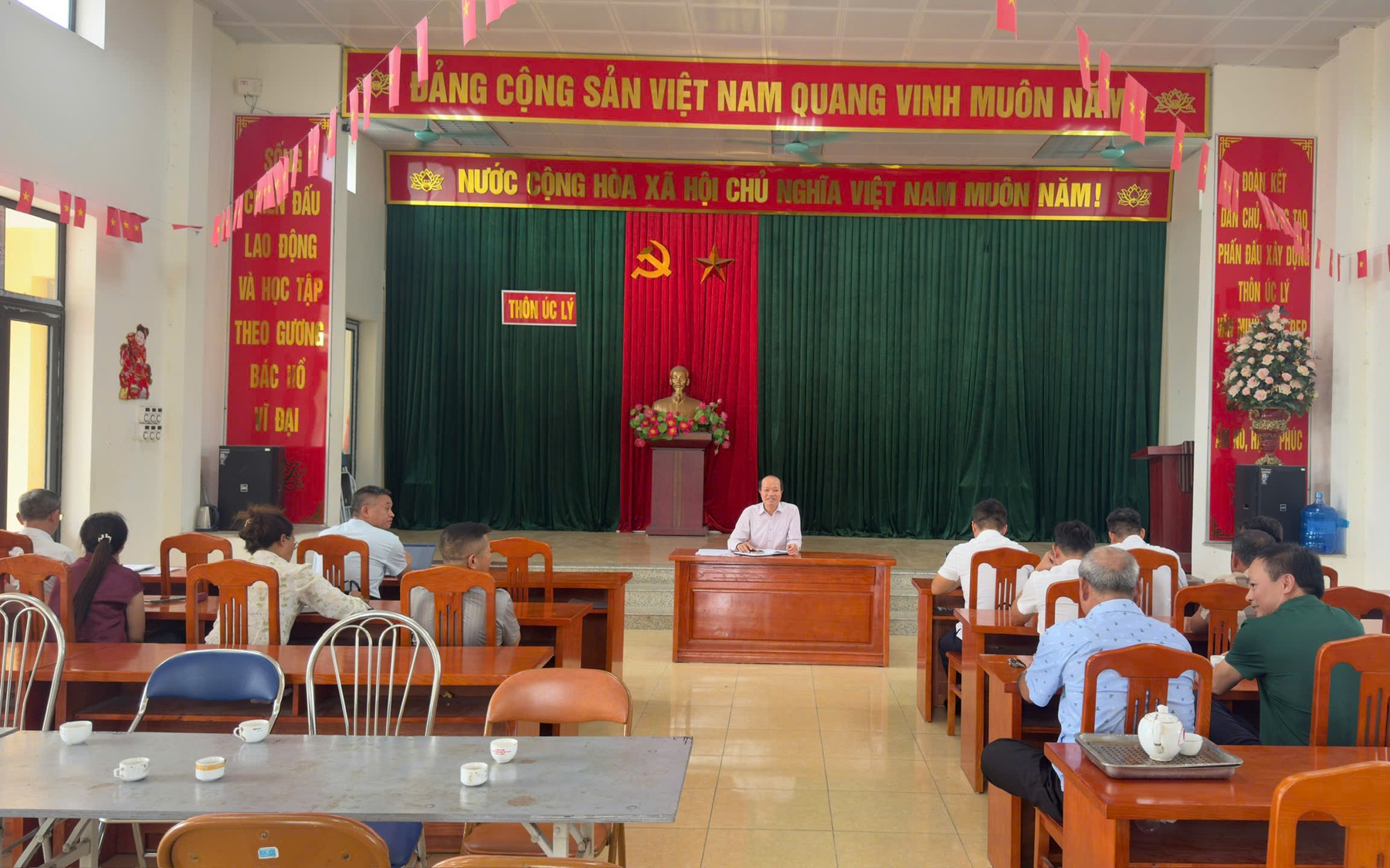 Tổ công tác số 06 làm việc với các chi bộ thôn phục vụ công tác sắp xếp thôn và kiện toàn mô hình chi bộ