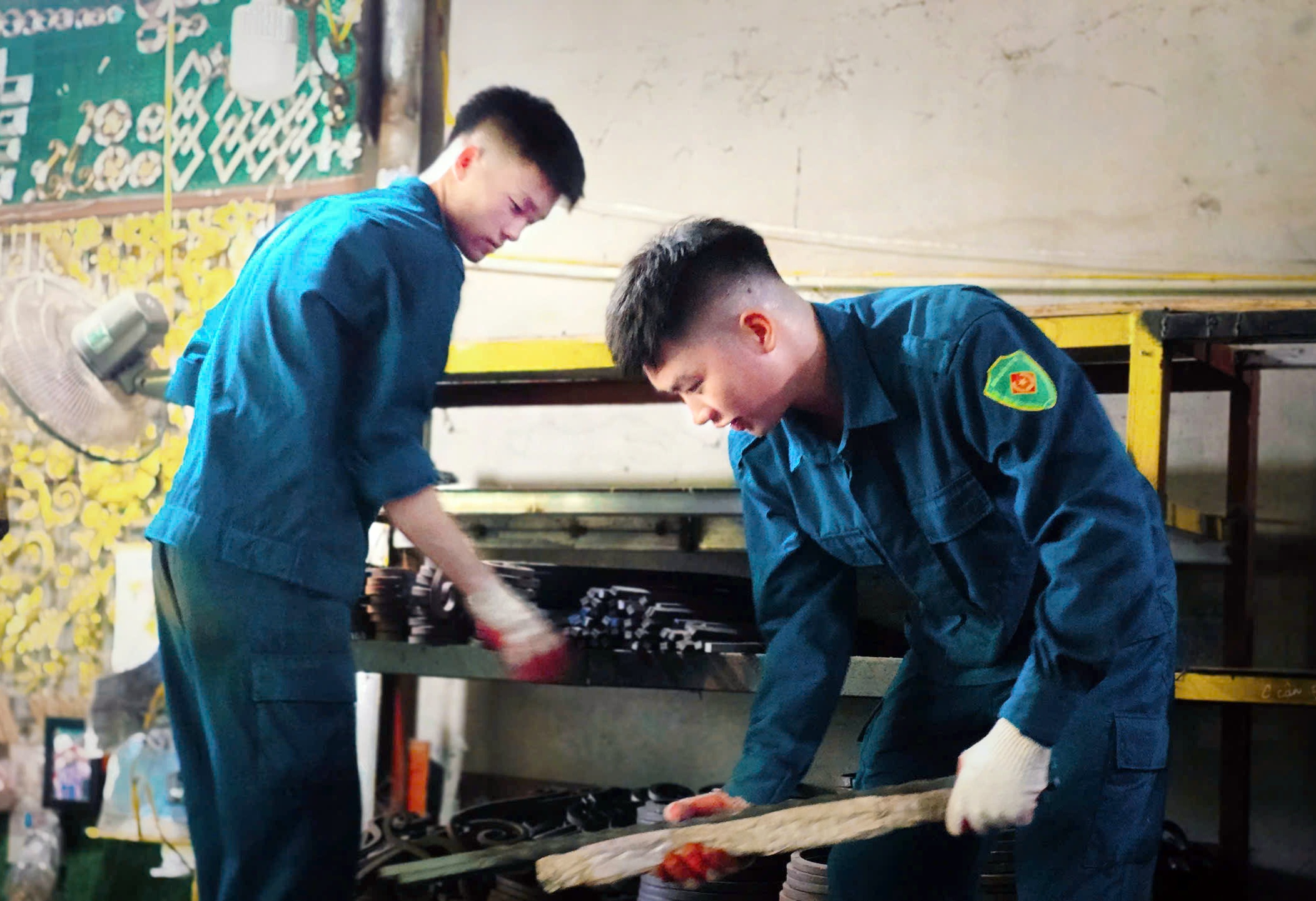 Ban CHQS phường Chương Mỹ hỗ trợ người dân di chuyển tài sản phục vụ giải phóng mặt bằng Dự án cải tạo, nâng cấp Quốc lộ 6- Ảnh 1.