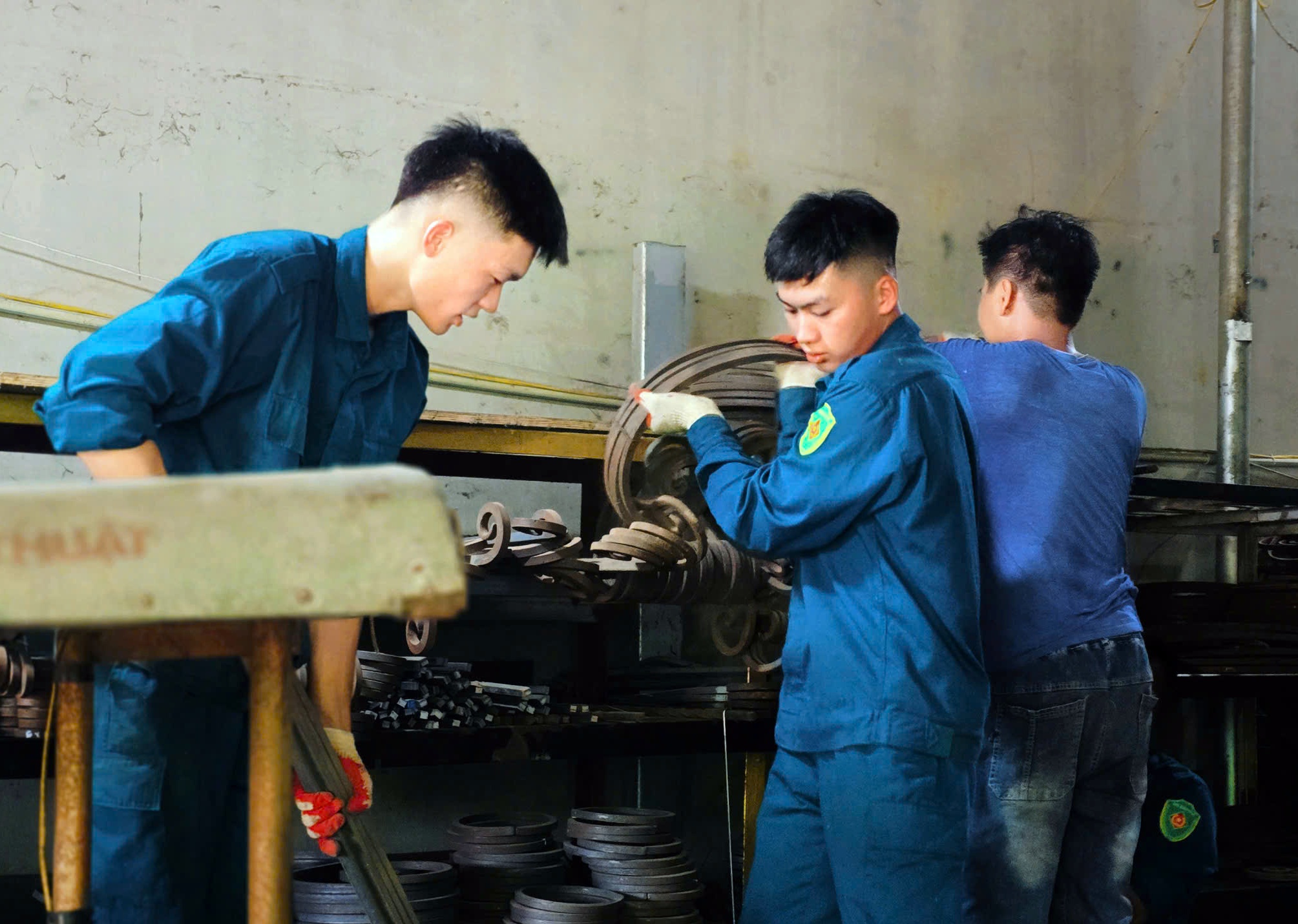Ban CHQS phường Chương Mỹ hỗ trợ người dân di chuyển tài sản phục vụ giải phóng mặt bằng Dự án cải tạo, nâng cấp Quốc lộ 6- Ảnh 2.