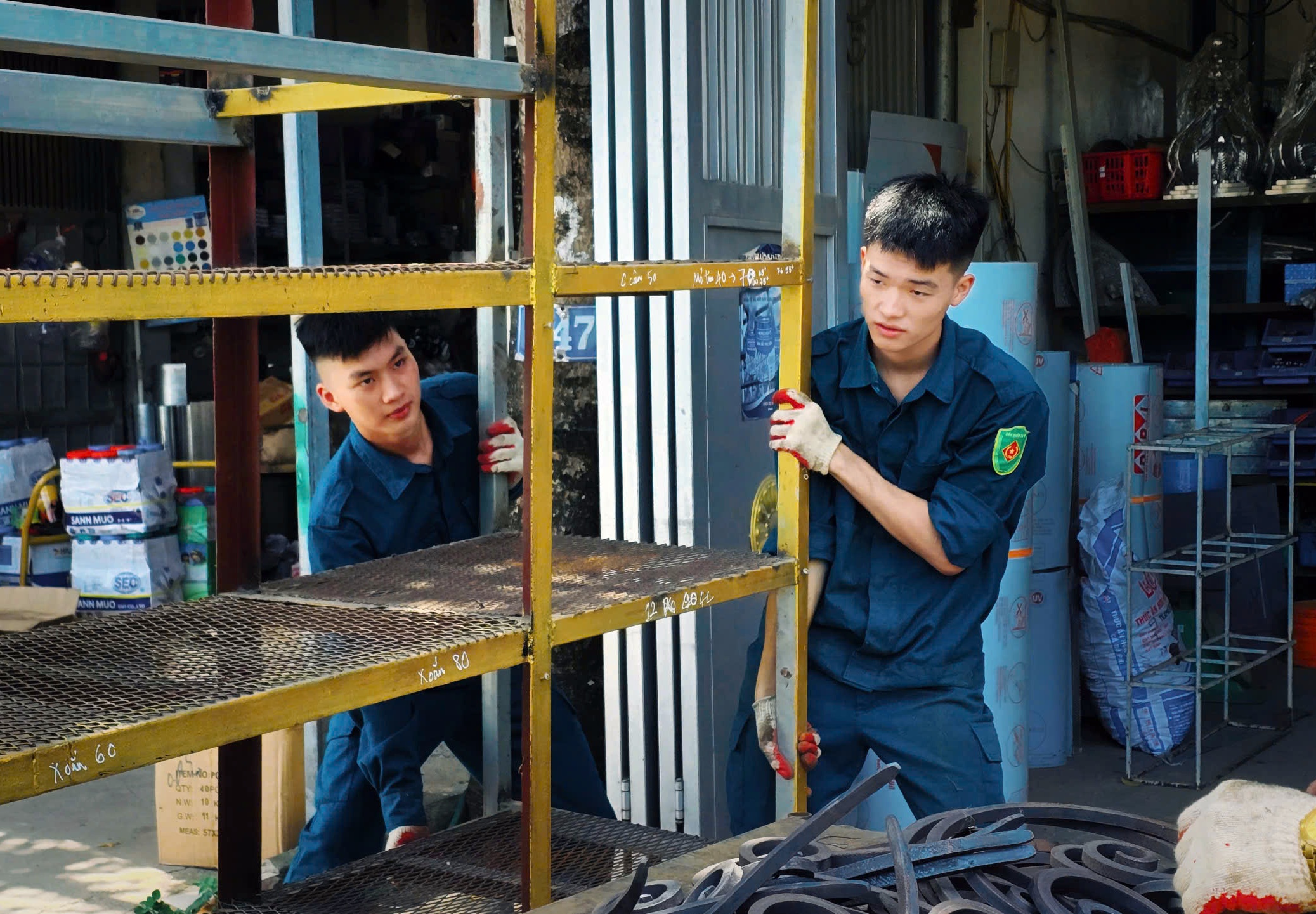Ban CHQS phường Chương Mỹ hỗ trợ người dân di chuyển tài sản phục vụ giải phóng mặt bằng Dự án cải tạo, nâng cấp Quốc lộ 6- Ảnh 3.
