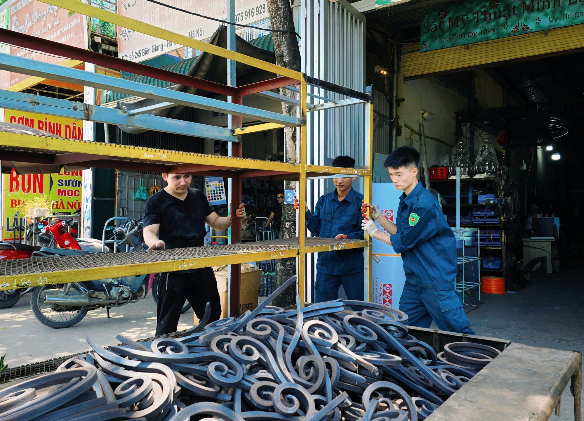Ban CHQS phường Chương Mỹ hỗ trợ người dân di chuyển tài sản phục vụ giải phóng mặt bằng Dự án cải tạo, nâng cấp Quốc lộ 6- Ảnh 7.