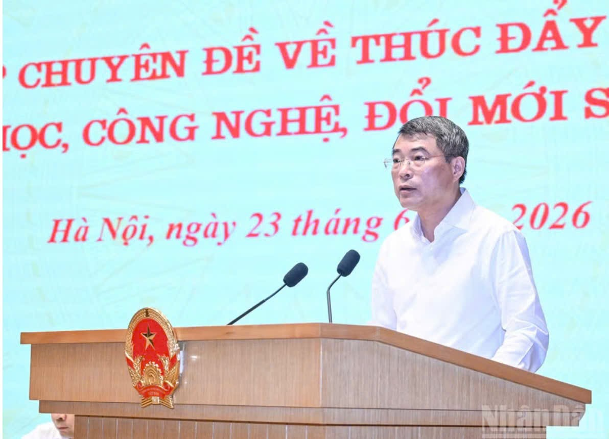 Chiều 23/6, tại Trụ sở Chính phủ, Thủ tướng Chính phủ Lê Minh Hưng, Trưởng ban Chỉ đạo của Chính phủ về phát triển khoa học, công nghệ, đổi mới sáng tạo, chuyển đổi số và Đề án 06 chủ trì Phiên họp chuyên đề về thúc đẩy phát triển- Ảnh 1.