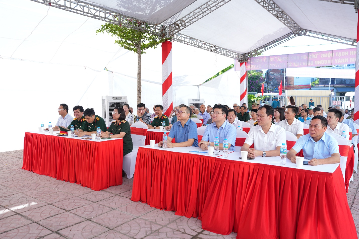 Xã Gia Lâm tổ chức khám bệnh, tư vấn sức khỏe, tặng quà đối tượng chính sách nhân kỷ niệm 79 năm Ngày Thương binh - Liệt sĩ- Ảnh 1.