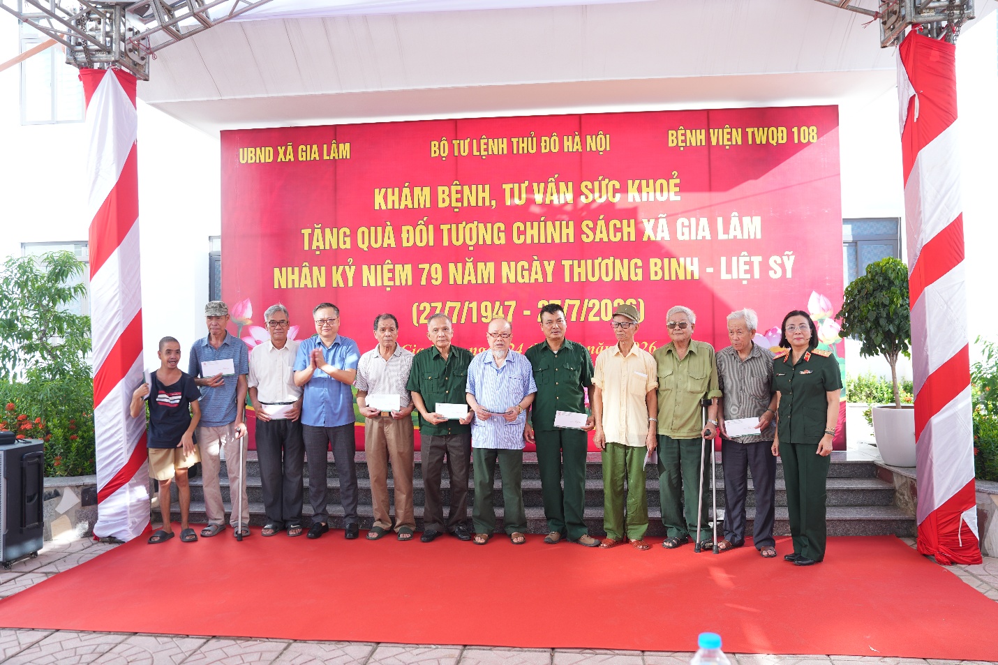 Xã Gia Lâm tổ chức khám bệnh, tư vấn sức khỏe, tặng quà đối tượng chính sách nhân kỷ niệm 79 năm Ngày Thương binh - Liệt sĩ- Ảnh 3.