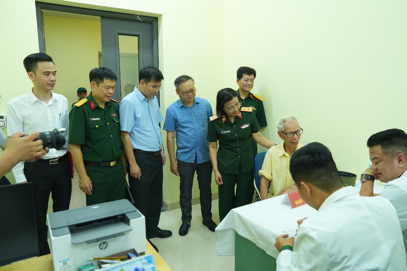 Xã Gia Lâm tổ chức khám bệnh, tư vấn sức khỏe, tặng quà đối tượng chính sách nhân kỷ niệm 79 năm Ngày Thương binh - Liệt sĩ- Ảnh 5.