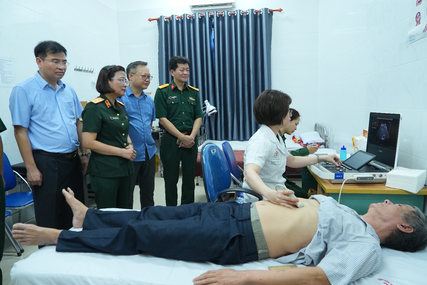 Xã Gia Lâm tổ chức khám bệnh, tư vấn sức khỏe, tặng quà đối tượng chính sách nhân kỷ niệm 79 năm Ngày Thương binh - Liệt sĩ- Ảnh 6.