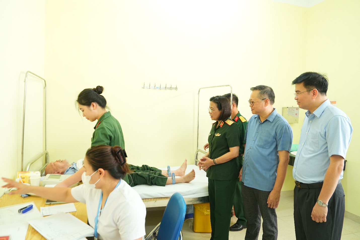 Xã Gia Lâm tổ chức khám bệnh, tư vấn sức khỏe, tặng quà đối tượng chính sách nhân kỷ niệm 79 năm Ngày Thương binh - Liệt sĩ- Ảnh 7.