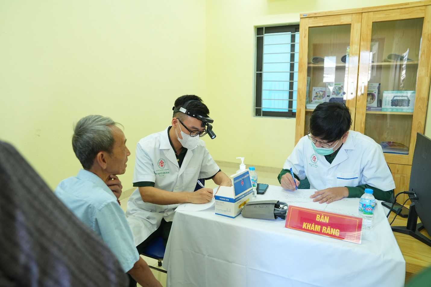 Xã Gia Lâm tổ chức khám bệnh, tư vấn sức khỏe, tặng quà đối tượng chính sách nhân kỷ niệm 79 năm Ngày Thương binh - Liệt sĩ- Ảnh 9.