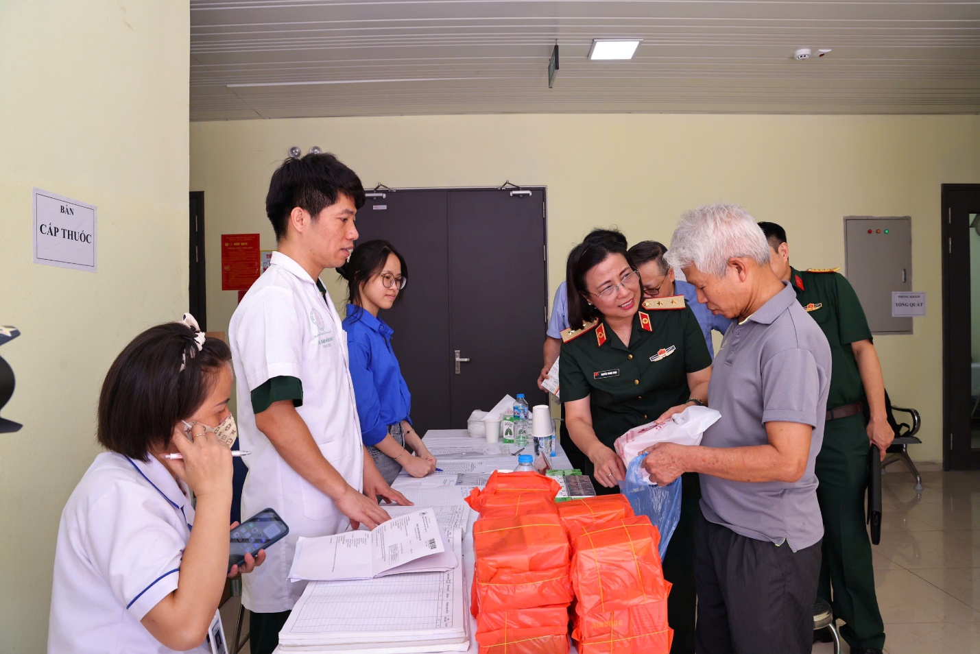 Xã Gia Lâm tổ chức khám bệnh, tư vấn sức khỏe, tặng quà đối tượng chính sách nhân kỷ niệm 79 năm Ngày Thương binh - Liệt sĩ- Ảnh 10.