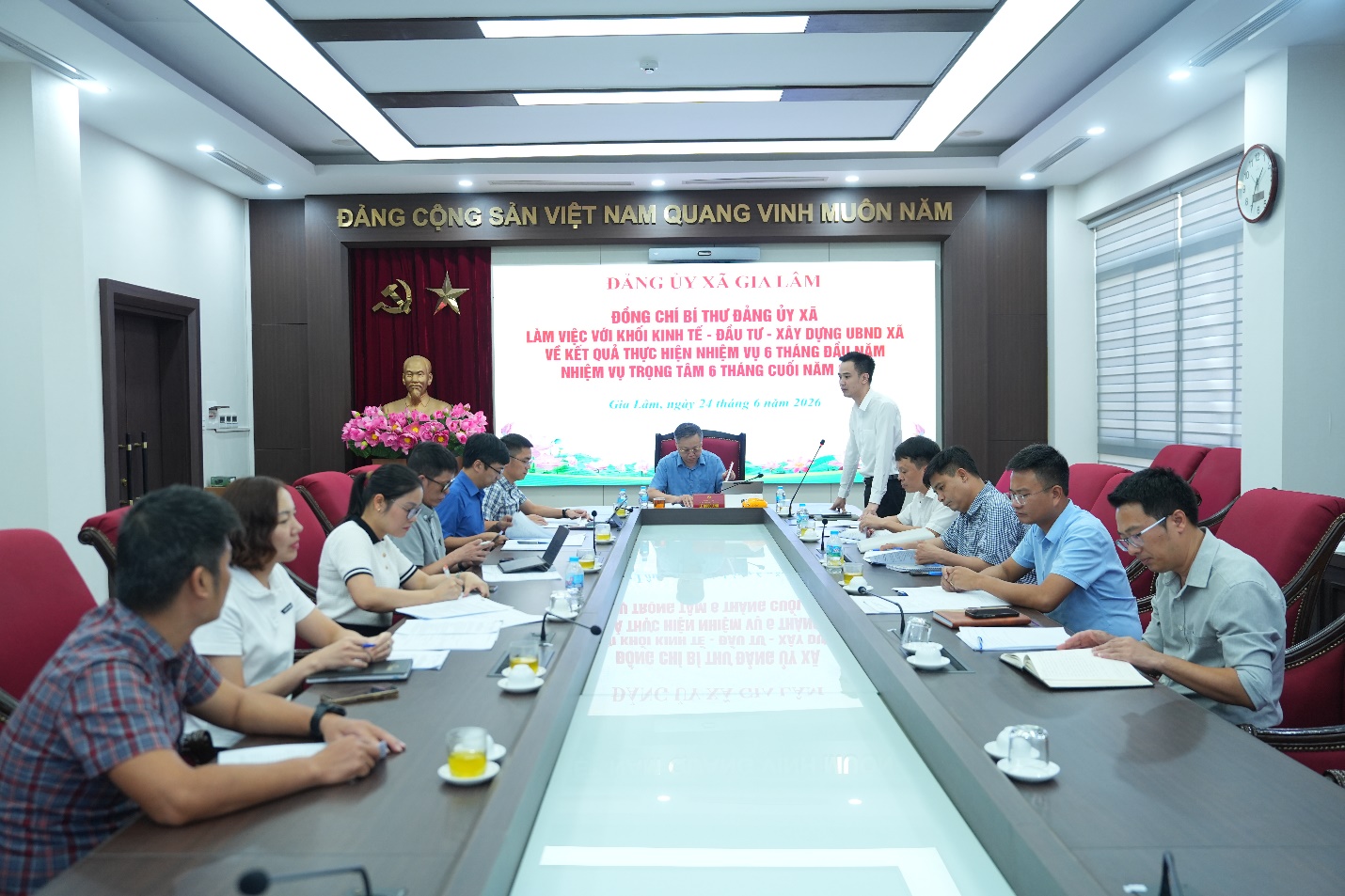 Đồng chí Bí thư Đảng ủy xã làm việc với khối Kinh tế - Đầu tư - Xây dựng về kết quả thực hiện nhiệm vụ 6 tháng đầu năm 2026- Ảnh 1.
