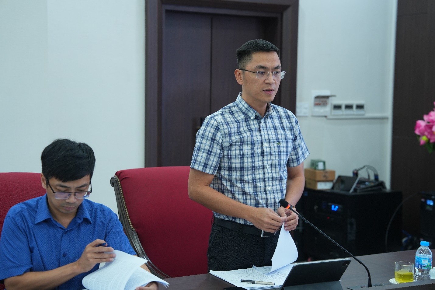 Đồng chí Bí thư Đảng ủy xã làm việc với khối Kinh tế - Đầu tư - Xây dựng về kết quả thực hiện nhiệm vụ 6 tháng đầu năm 2026- Ảnh 3.