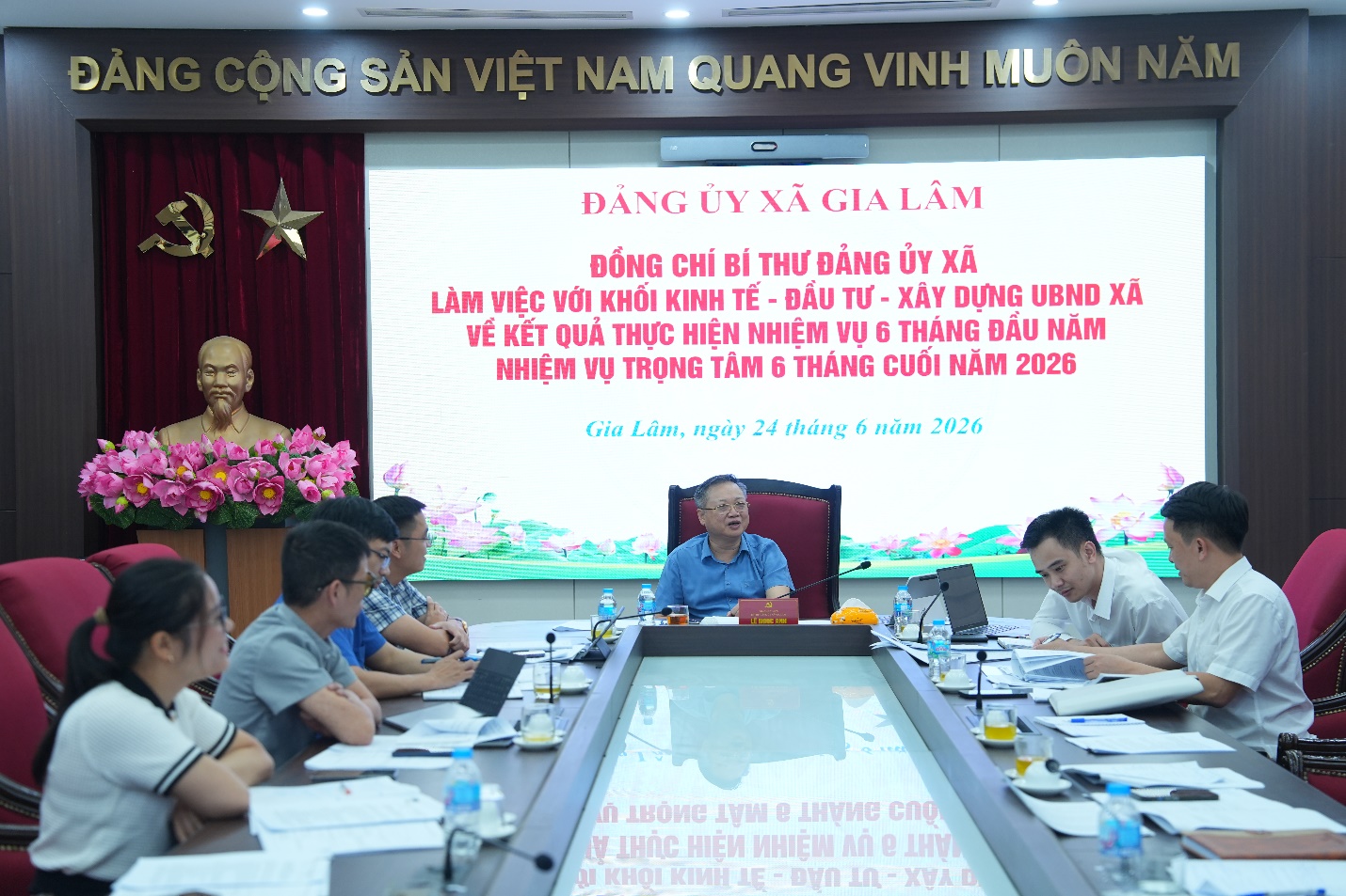 Đồng chí Bí thư Đảng ủy xã làm việc với khối Kinh tế - Đầu tư - Xây dựng về kết quả thực hiện nhiệm vụ 6 tháng đầu năm 2026- Ảnh 4.