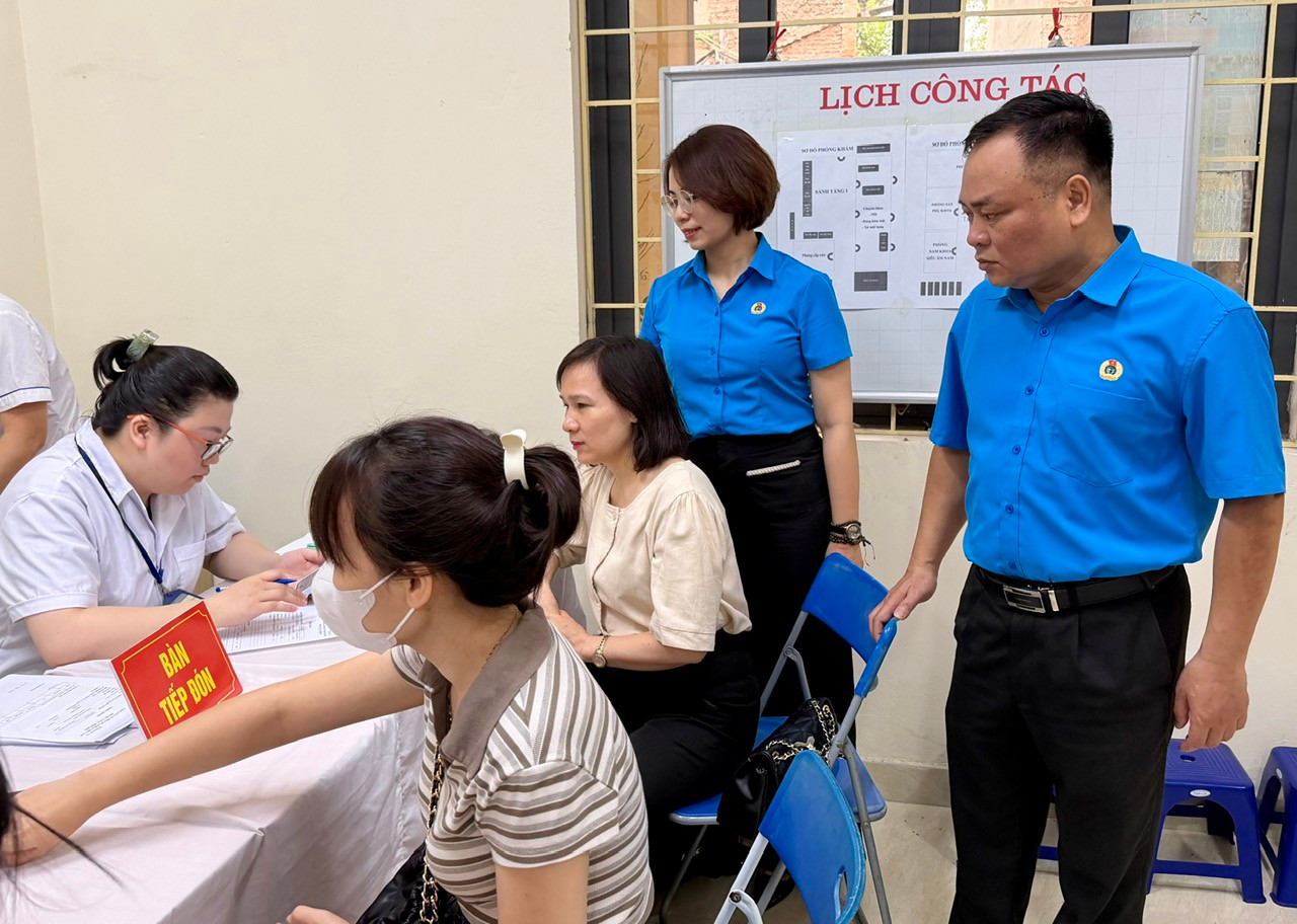 Công đoàn phường Ô Chợ Dừa: Chăm lo người lao động từ những việc làm thiết thực- Ảnh 1.