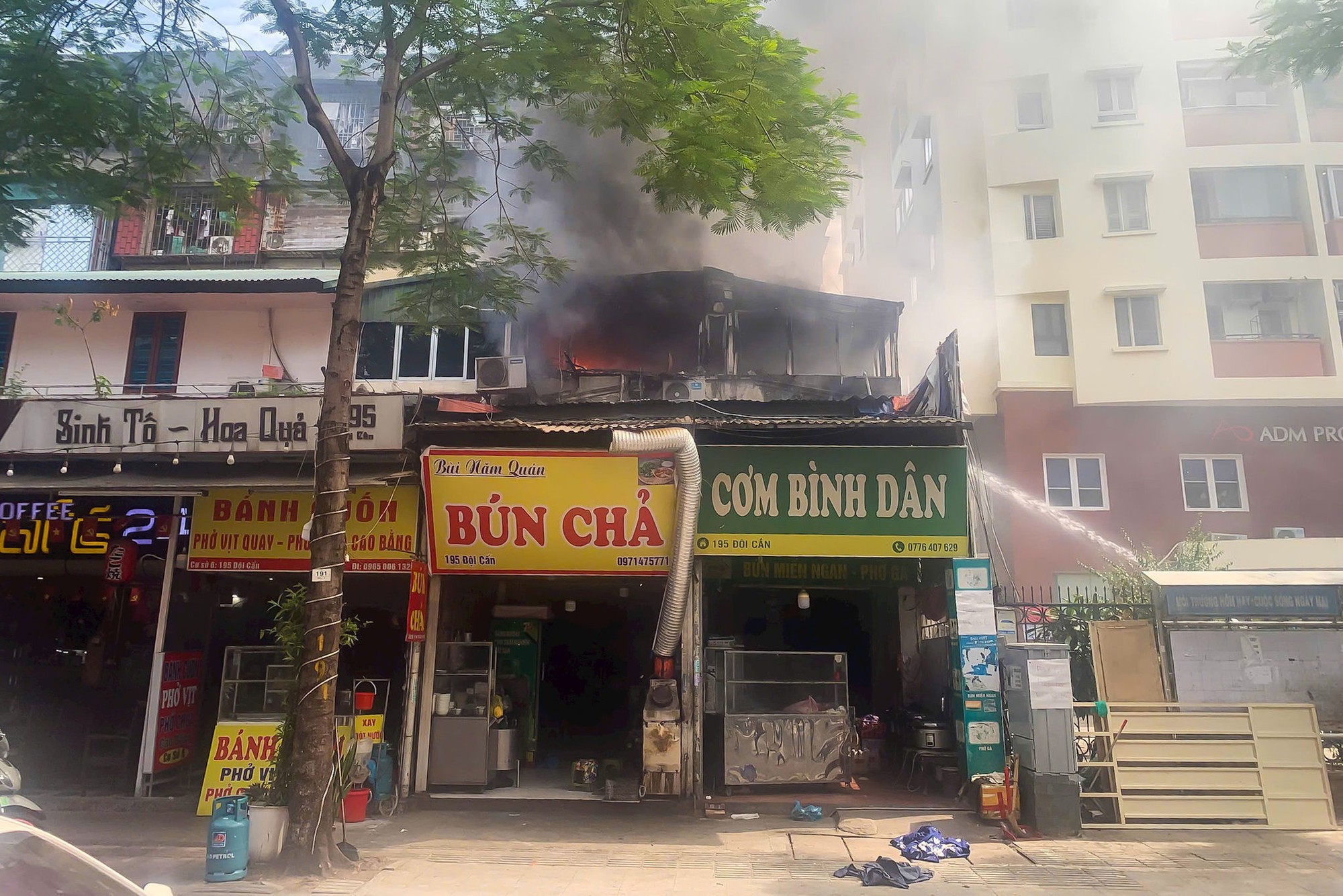 Kịp thời khống chế vụ cháy tại số 195 Đội Cấn- Ảnh 1.