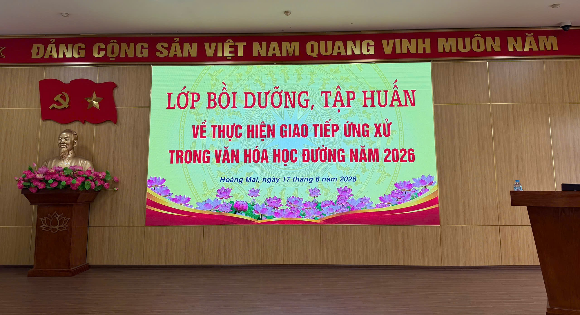 KHAI GIẢNG LỚP BỒI DƯỠNG, TẬP HUẤN VỀ THỰC HIỆN GIAO TIẾP ỨNG XỬ TRONG VĂN HÓA HỌC ĐƯỜNG NĂM 2026- Ảnh 1.